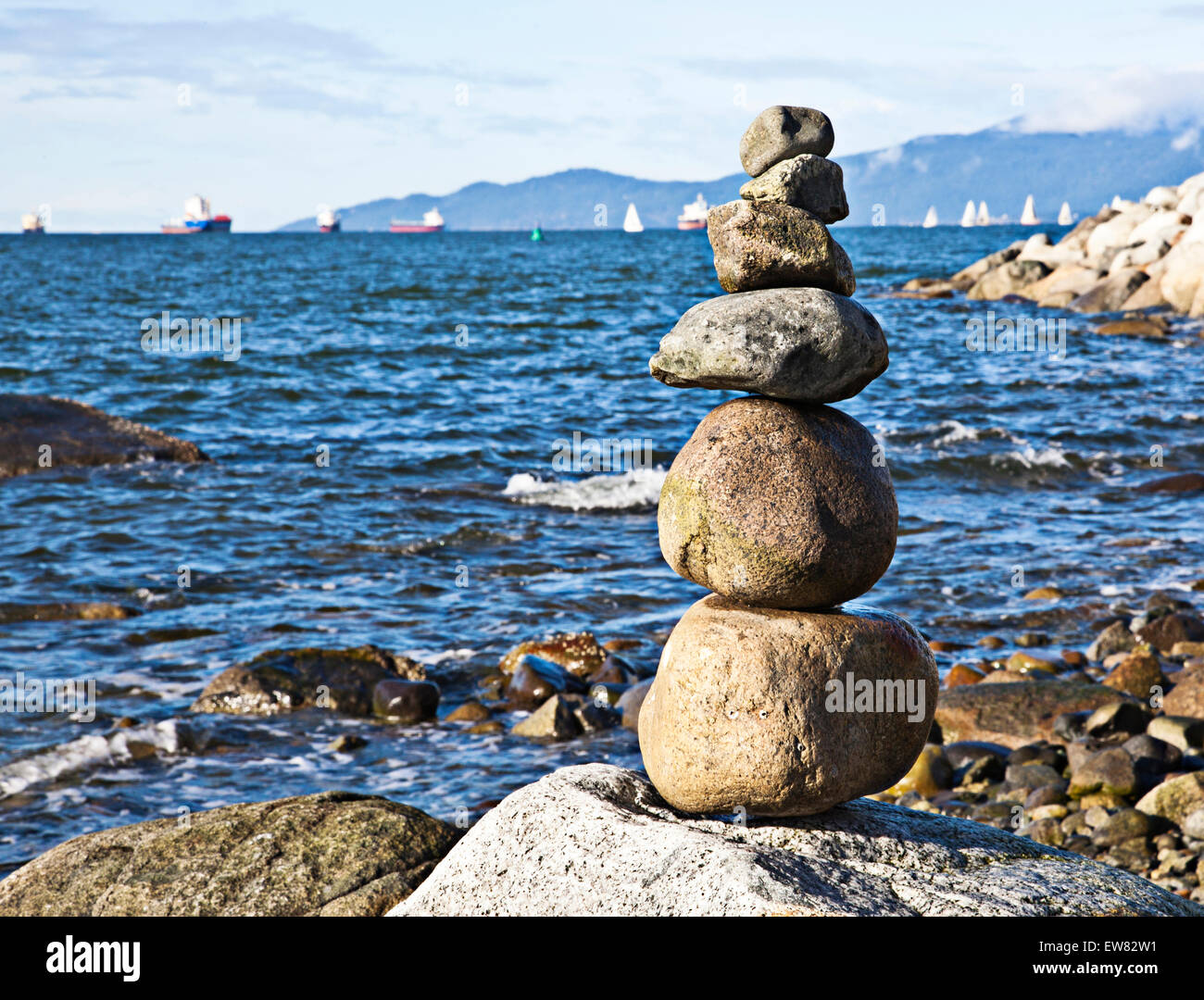 Piedras apiladas en la playa de Bahía Inglesa, Vancouver, Canada Foto de stock