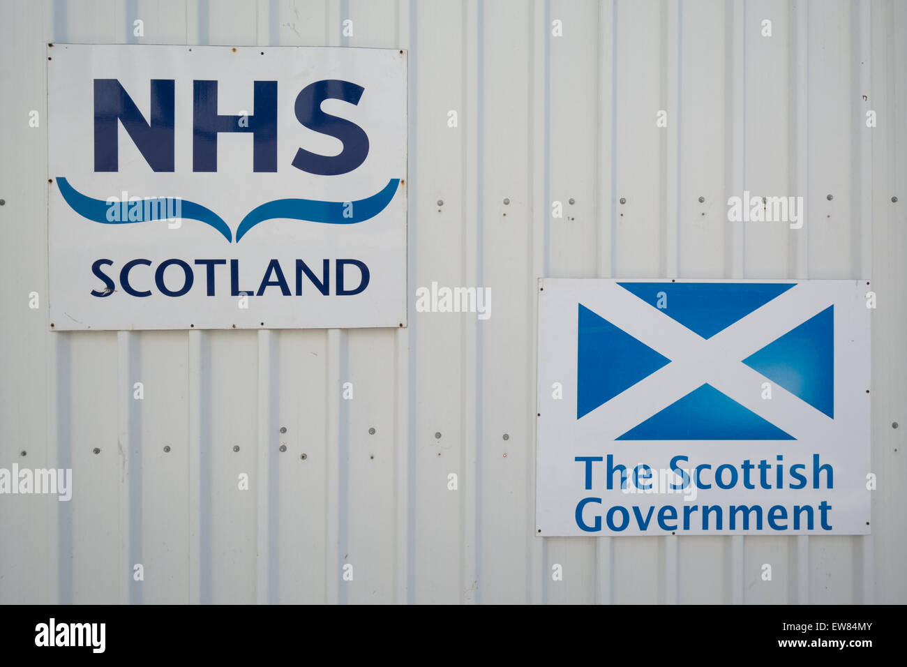 NHS Escocia y el Gobierno Escocés signos erigió durante la construcción del nuevo Hospital de la Universidad de Glasgow del Sur Foto de stock
