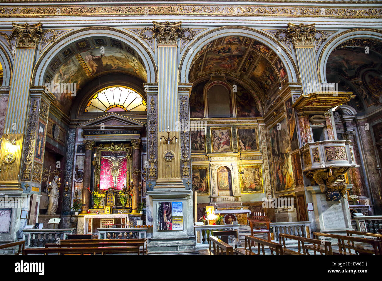 El presbiterio de la iglesia de San Marcello al Corso en Roma Foto de stock