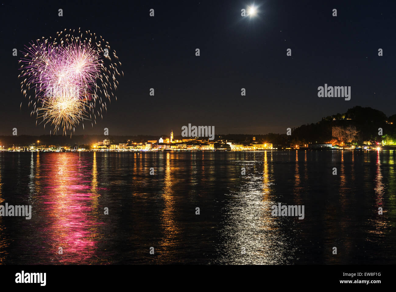 Los fuegos artificiales en el lago de Arona, en una noche de verano - Piamonte Foto de stock