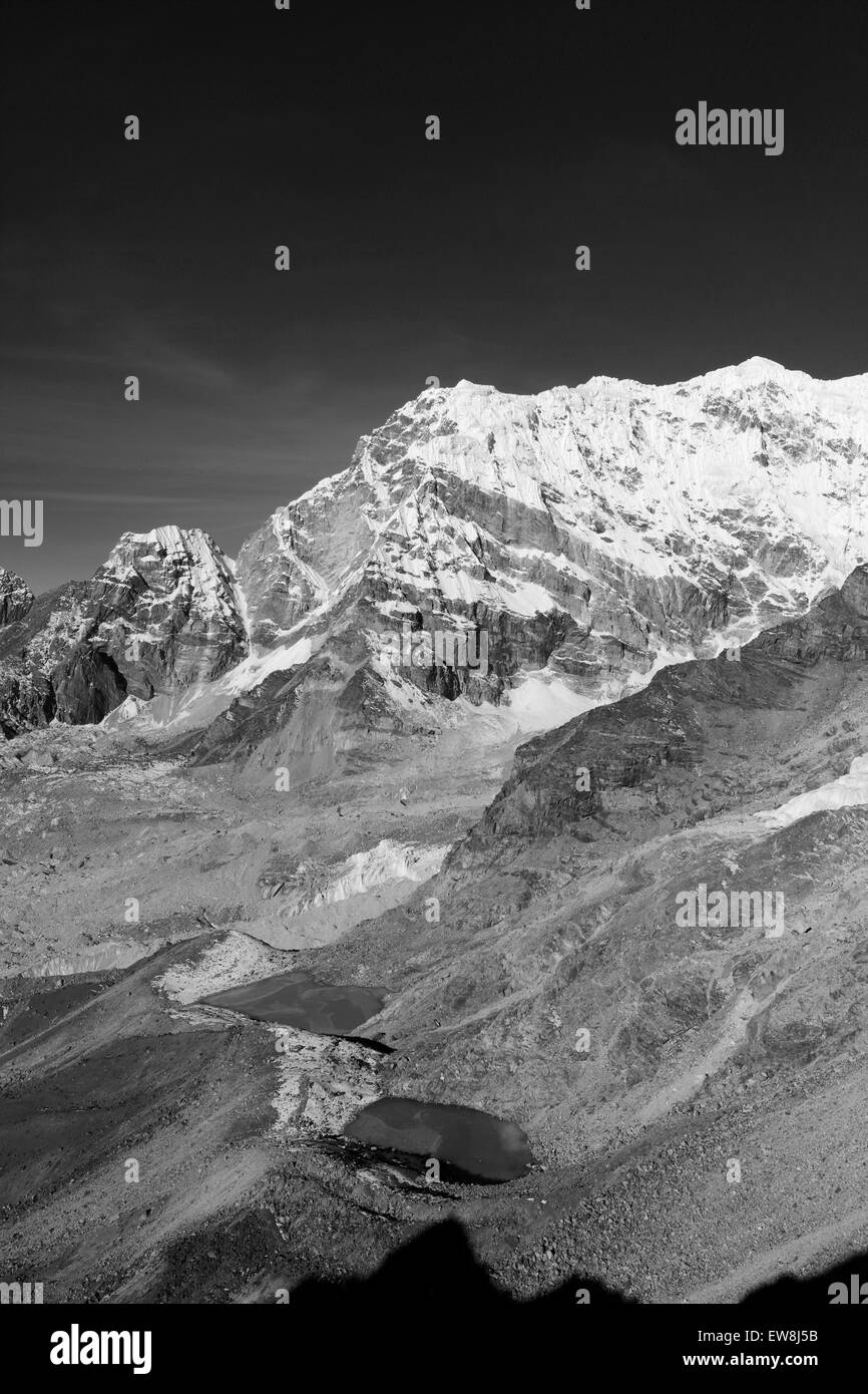 La cumbre de la montaña Pico Changri 6027M, el campamento base del Everest trek, el Parque Nacional de Sagarmatha, Sitio del Patrimonio Mundial de la UNESCO, Solu-Khumbu Foto de stock