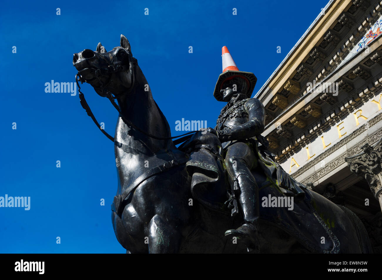 Estatua del Duque de Wellington, con conos de tráfico fuera del Museo de Arte Moderno de Glasgow, Escocia, con un cono de tráfico sobre su cabeza. Foto de stock