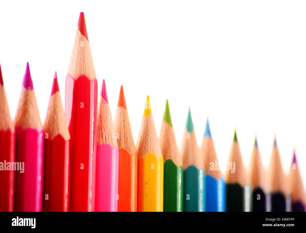 Composición con coloridos crayones aislado sobre fondo blanco. Foto de stock