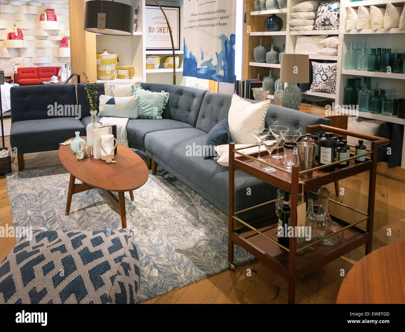 West Elm tienda de muebles para el hogar, en la ciudad de Nueva York, EE.UU  Fotografía de stock - Alamy