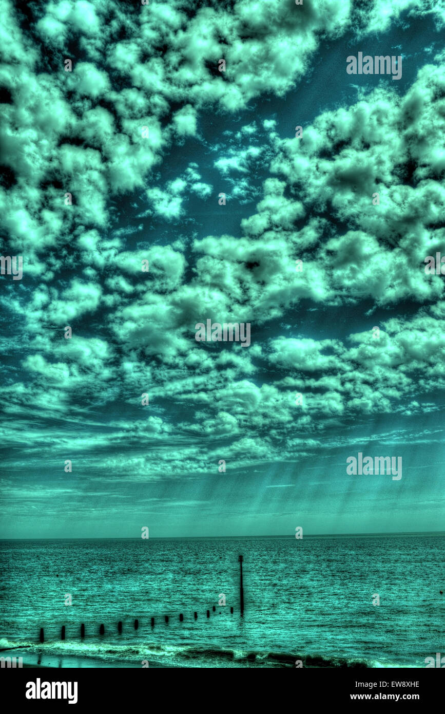Seascape y las nubes, que se procesa como una imagen HDR. Foto de stock
