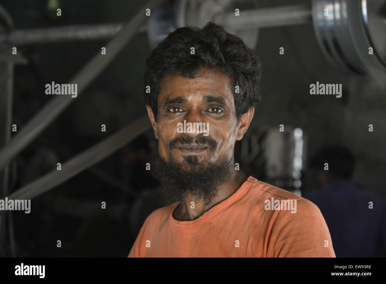Un retrato de trabajo manual, quien trabaja en una olla de aluminio fábrica en Dhaka, Bangladesh, el 20 de junio de 2015 Foto de stock