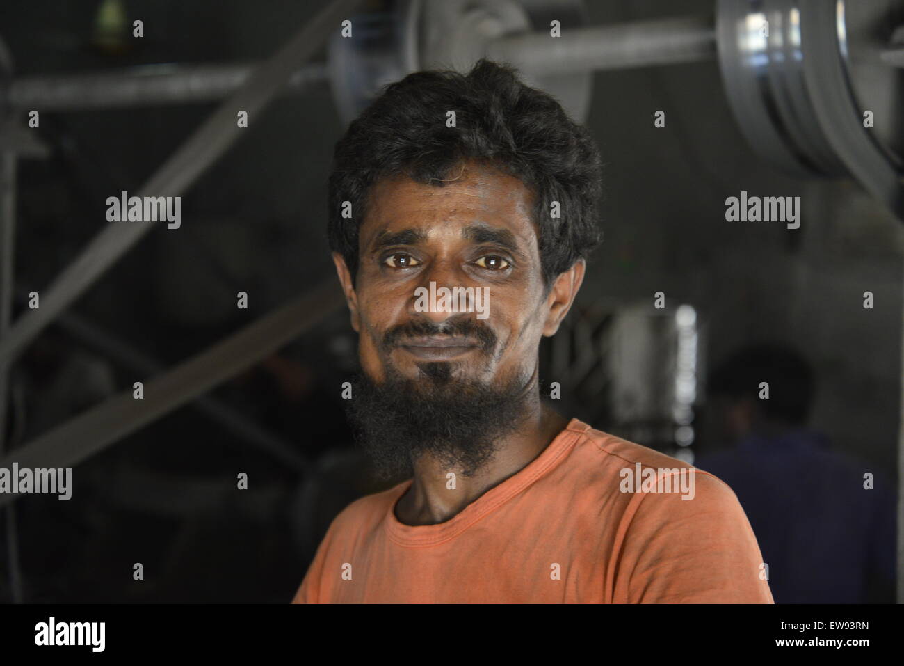 Un retrato de trabajo manual, quien trabaja en una olla de aluminio fábrica en Dhaka, Bangladesh, el 20 de junio de 2015 Foto de stock
