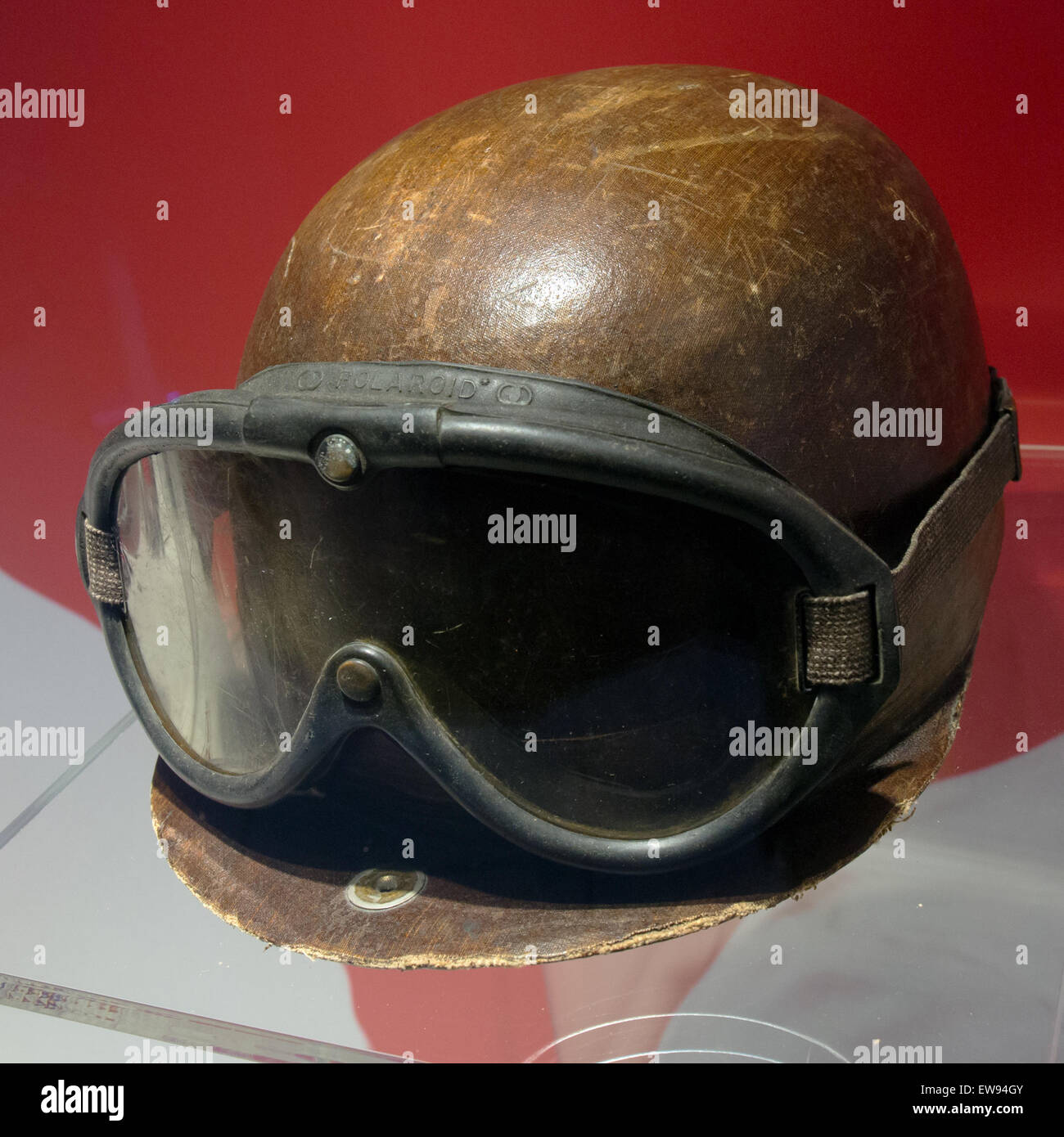 Juan Manuel Fangio y casco racing goggles Museo Ferrari Fotografía de stock  - Alamy