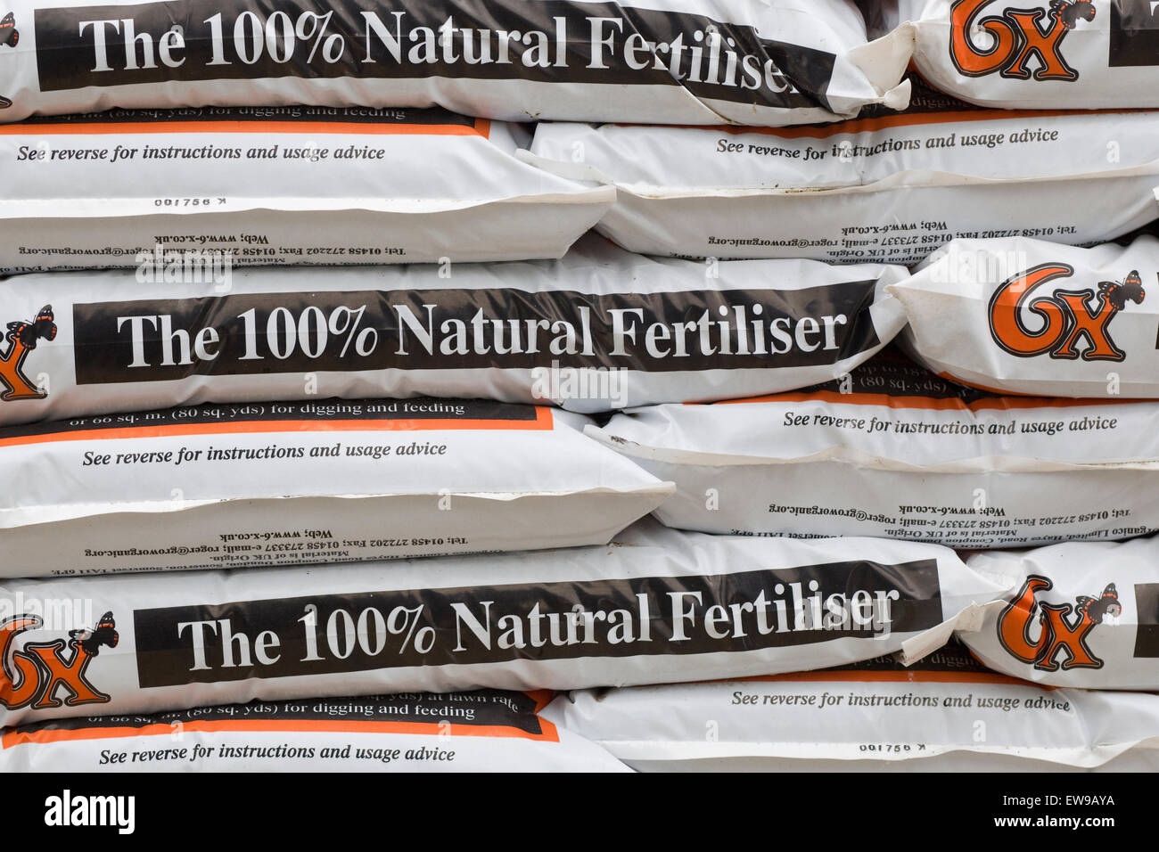 Apila las bolsas de fertilizante natural Foto de stock