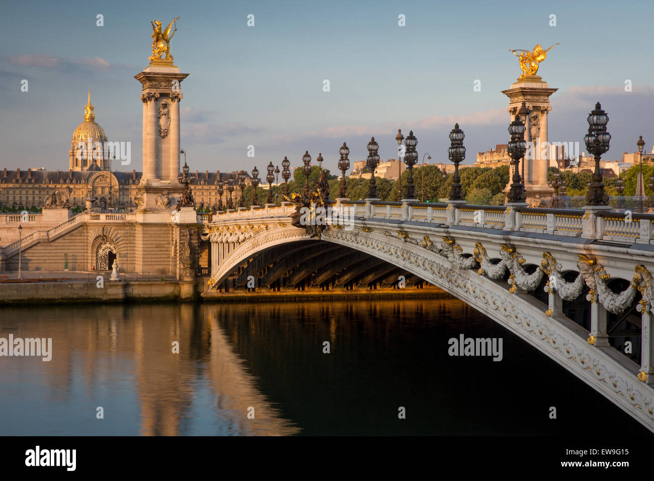 Amanecer sobre el río Sena, Pont Alexandre III y Hotel des Invalides, París, Francia Foto de stock