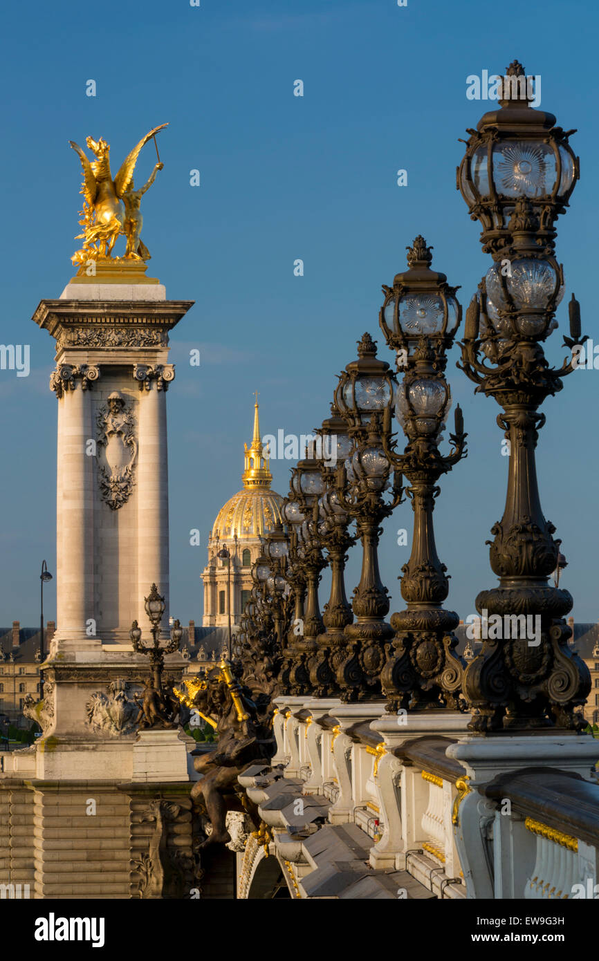 El vistoso Pont Alexandre III con el Hotel des Invalides más allá, París, Francia Foto de stock