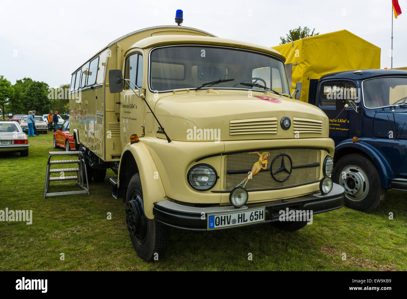 IM GLIEN PAAREN, Alemania - 23 de mayo de 2015: Mercedes-Benz Camión de la 710, de 1967. El oldtimer show en MAFZ. Foto de stock