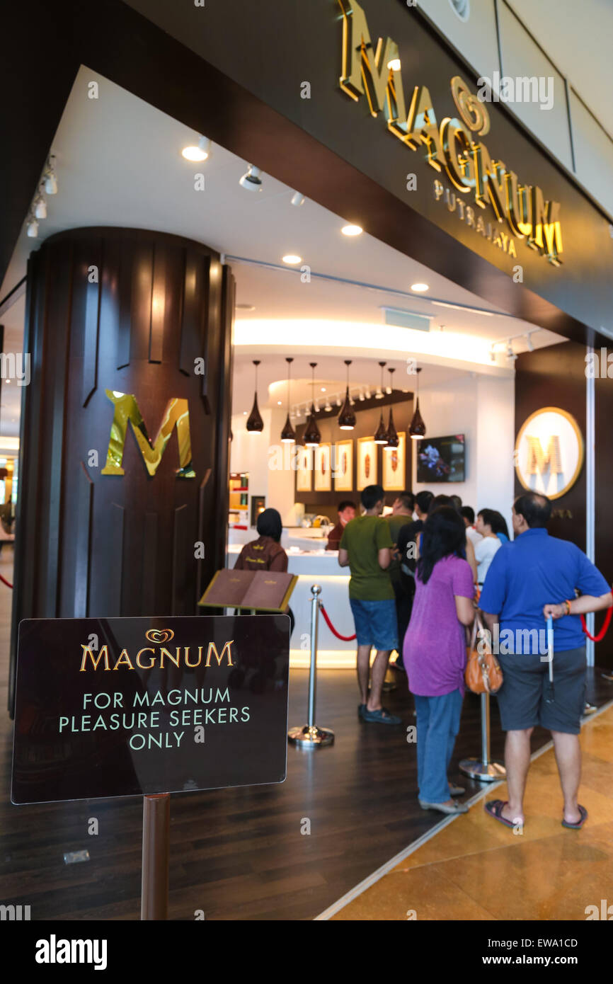 Helados Magnum amante de colas en las tiendas especializadas de Magnum en  el IOI City Mall, Putrajaya, Malasia Fotografía de stock - Alamy