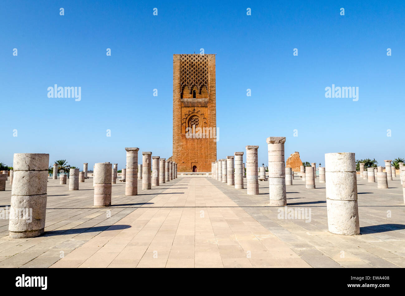 Tour Hassan es el alminar de la antigua mezquita inacabada construida por Moulay Ismail en Rabat, Marruecos. Foto de stock