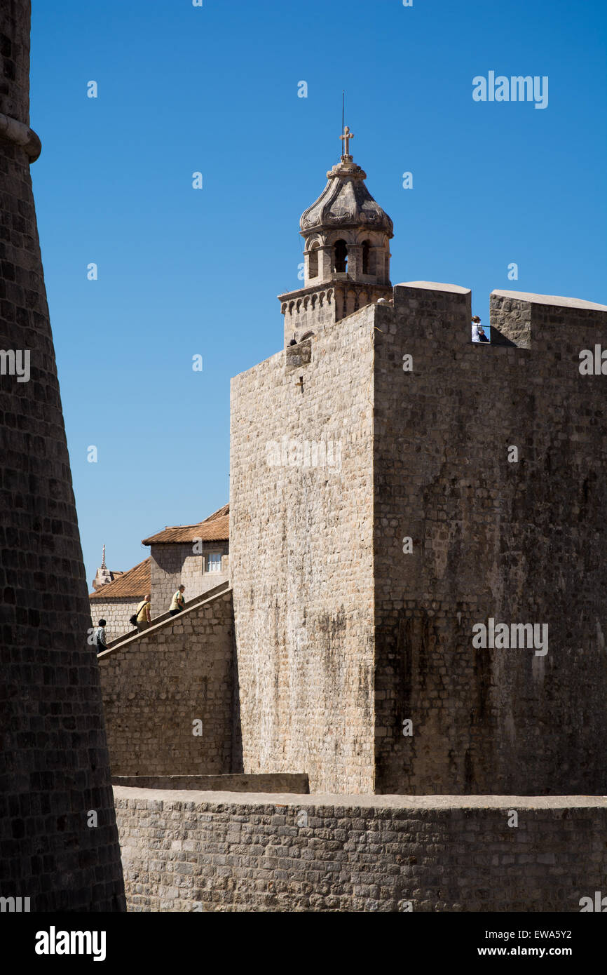 Old Fort estructuras cerca puerta PLOCE entrada a la ciudad vieja de Dubrovnik, Croacia Foto de stock