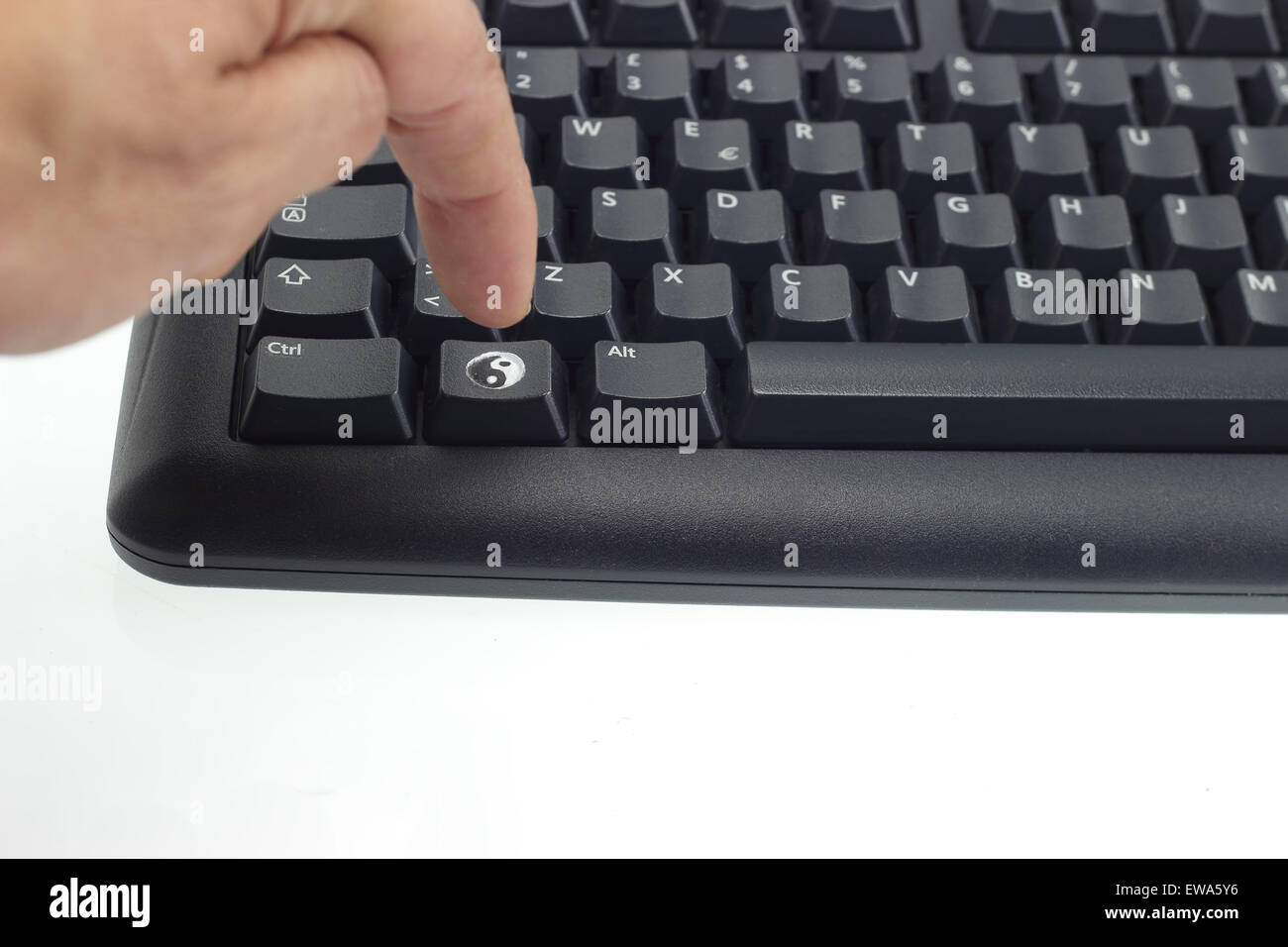 Ying Yang símbolo en el teclado del ordenador, el equilibrio y la armonía  concepto Fotografía de stock - Alamy