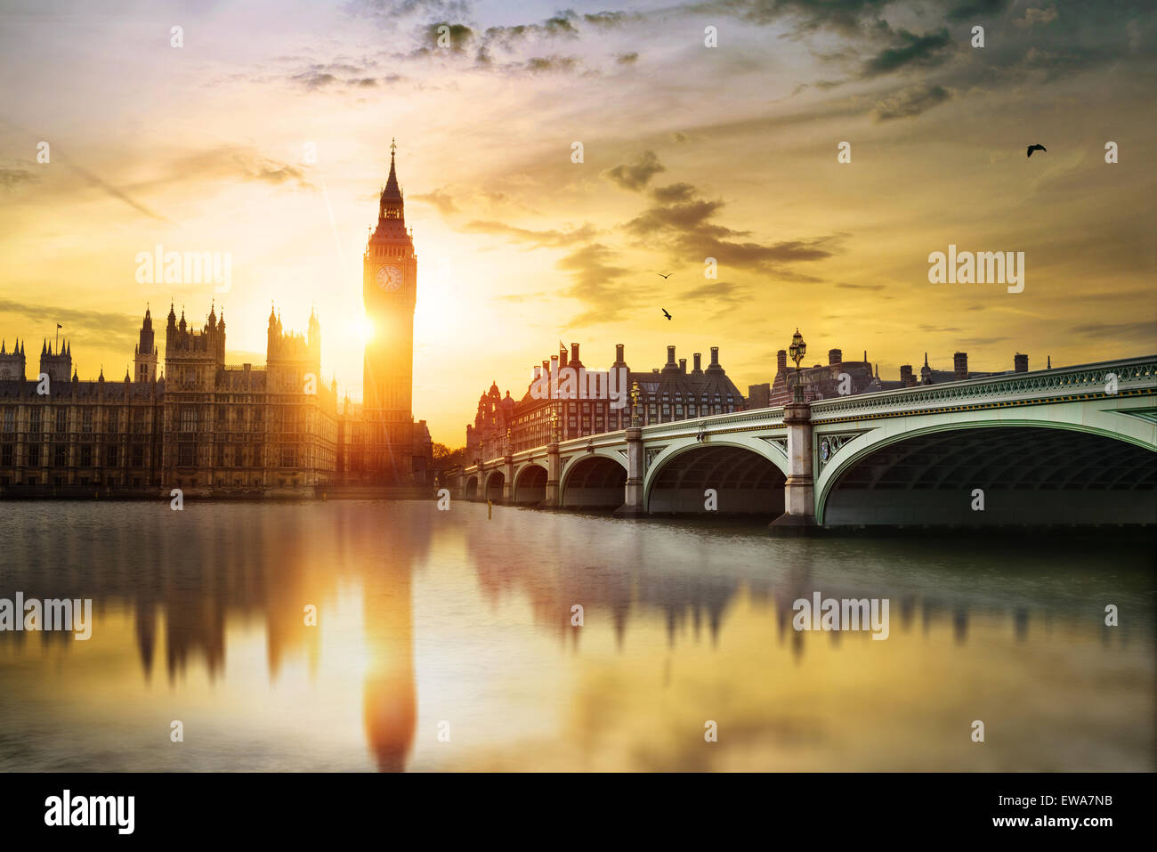 El Big Ben y Westminster Bridge al anochecer, Londres, Reino Unido. Foto de stock