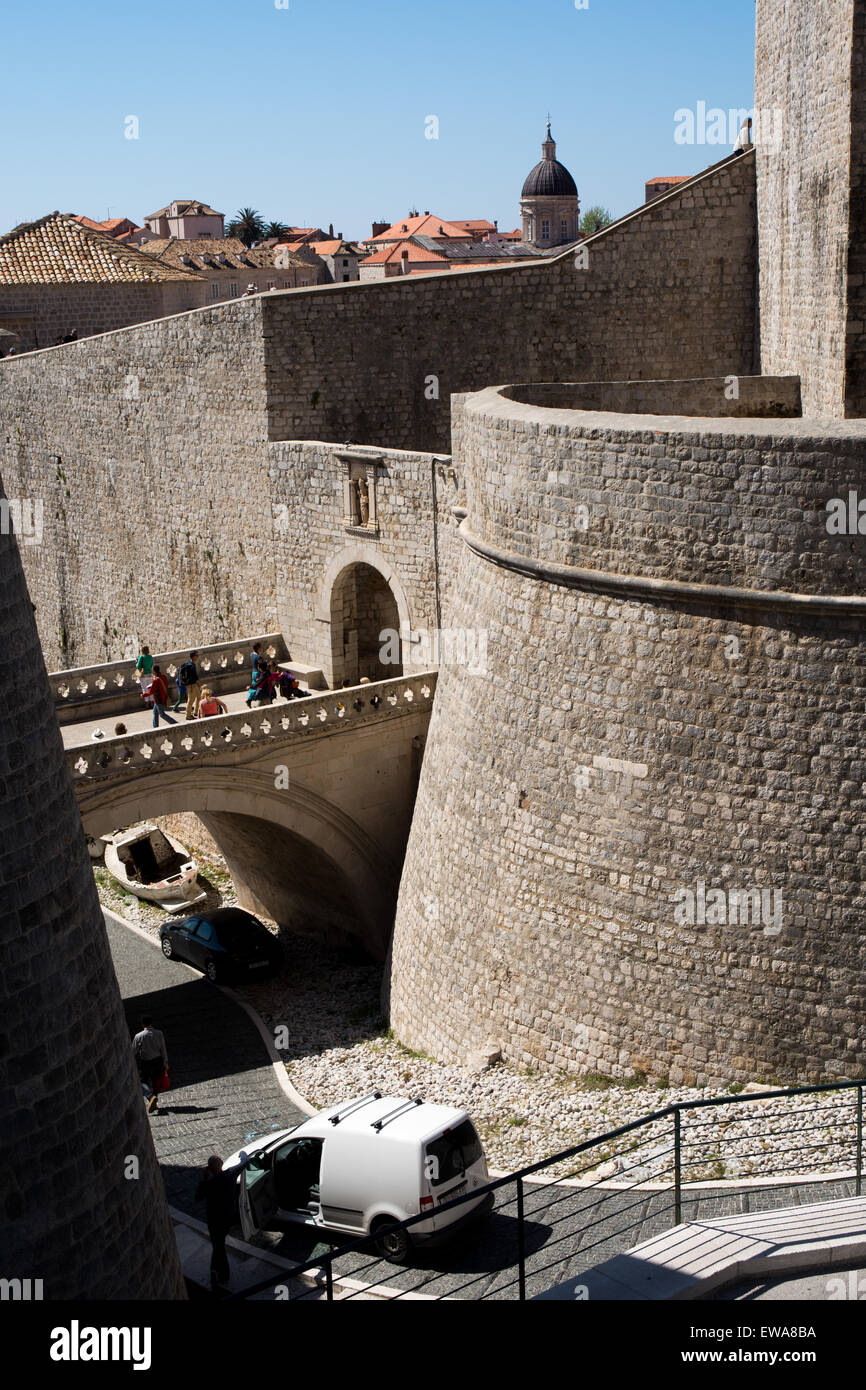 Old Fort estructuras y puerta PLOCE entrada a la ciudad vieja de Dubrovnik, Croacia Foto de stock