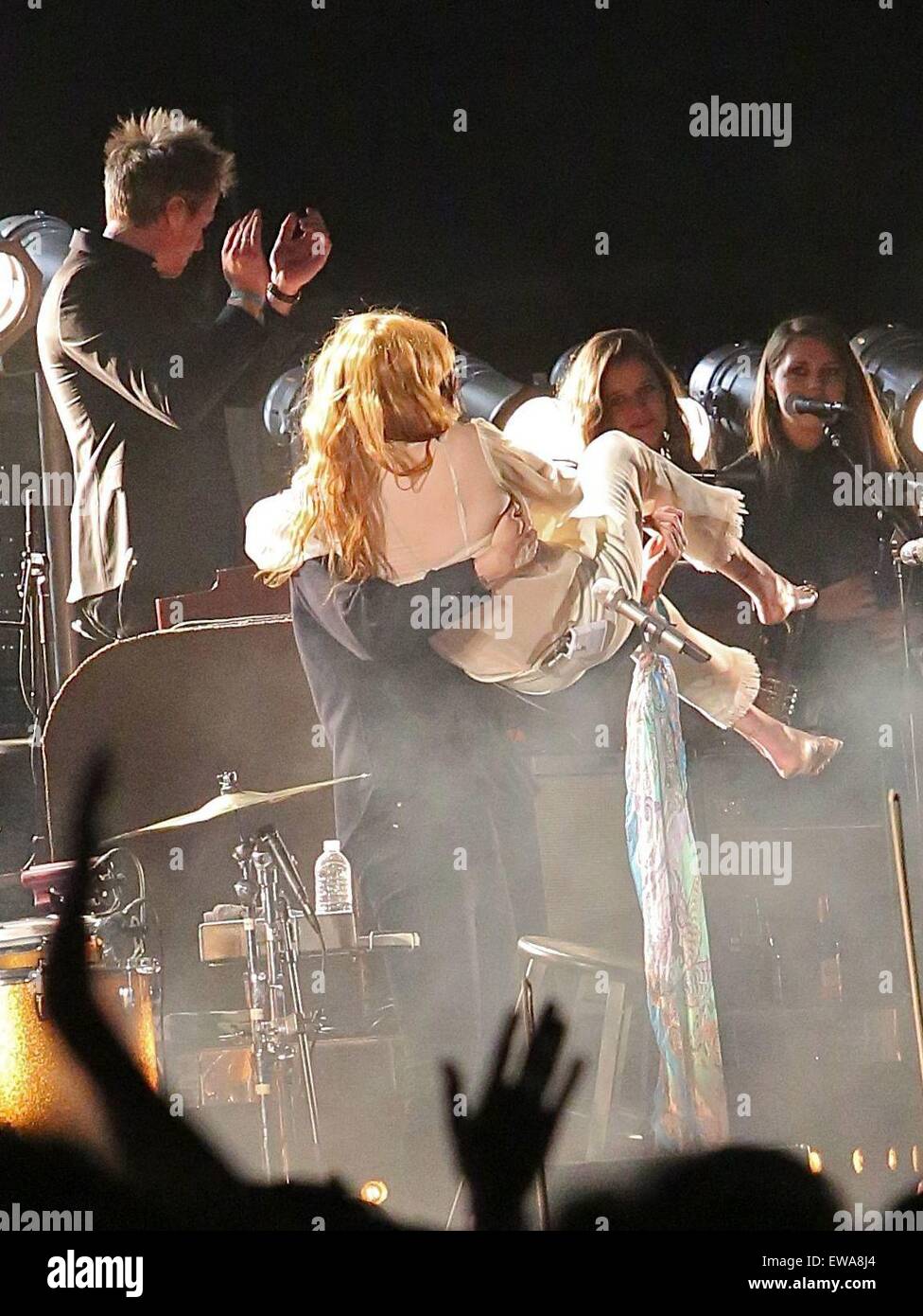 Coachella 2015 - Semana 2 - Día 3 - Celebrity avistamientos y actuaciones.  Florence Welch realiza sentado en un taburete y se lleva fuera del  escenario como consecuencia de padecer una fractura