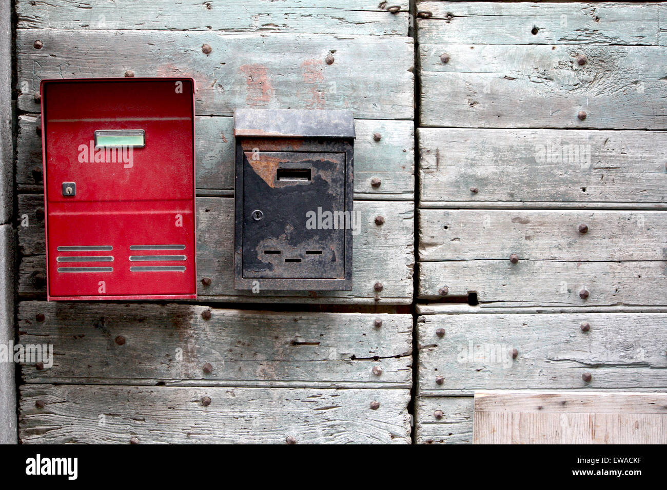Puerta con un buzón rojo vintage fotografías e imágenes de alta resolución  - Alamy