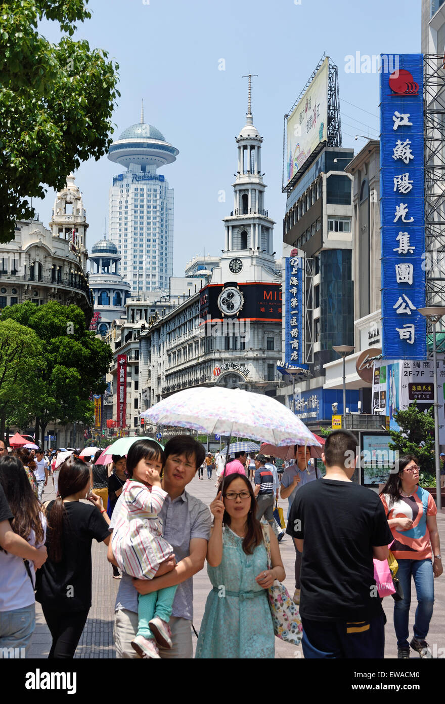 Shanghai, China, Compras de ropa en el moderno Centro Comercial, Marca  Uniglo, moda rápida textil mannequin, chino y tiendas Fotografía de stock -  Alamy