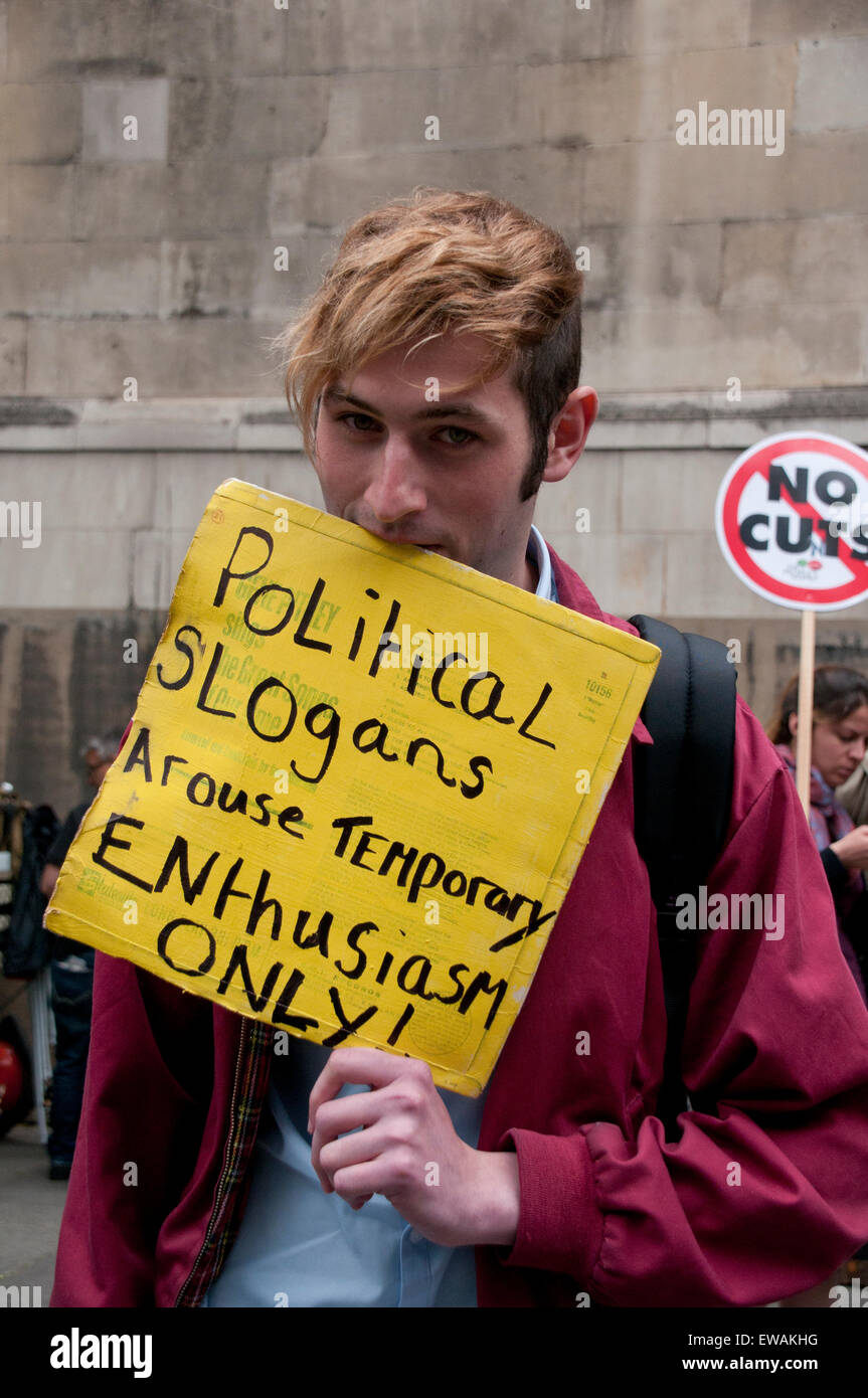 Decenas de miles de marzo a través de Londres en protesta Anti-Austerity antigubernamentales a través de Londres el 20 de junio de 2014 Foto de stock