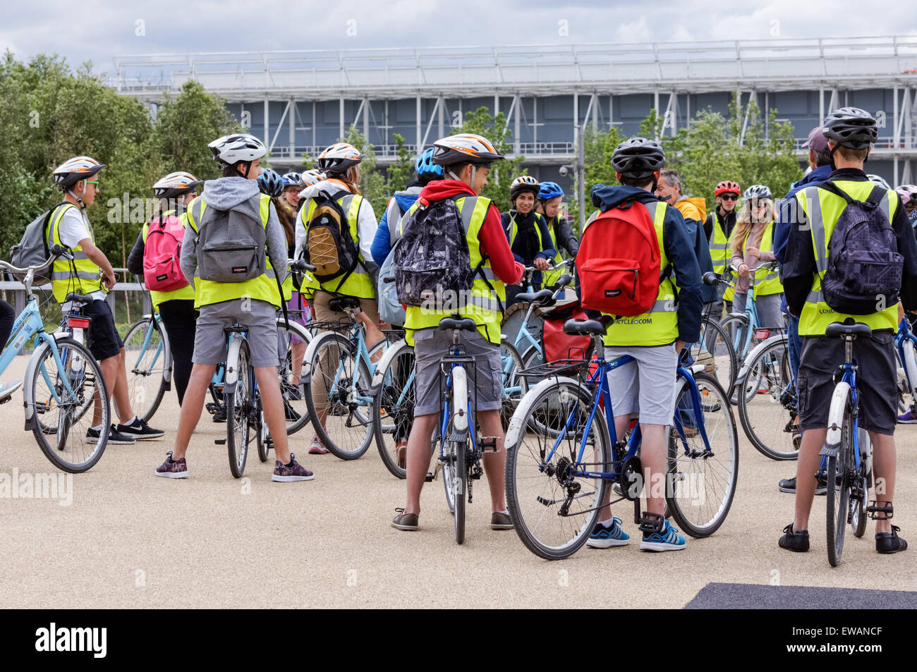 Jóvenes escolares ciclistas en Londres, Inglaterra Reino Unido Foto de stock