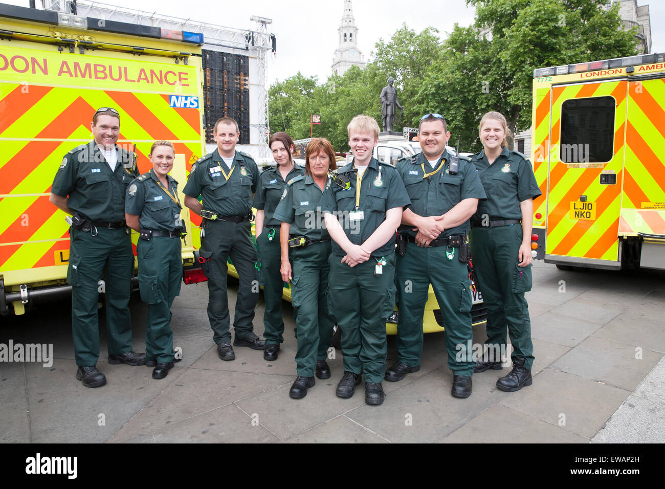 Londres, Reino Unido. 21 de junio de 2015. El Servicio de Ambulancias de Londres el personal de guardia en West End Live 2015 en Trafalgar Square. Crédito: Keith Larby/Alamy Live News Foto de stock