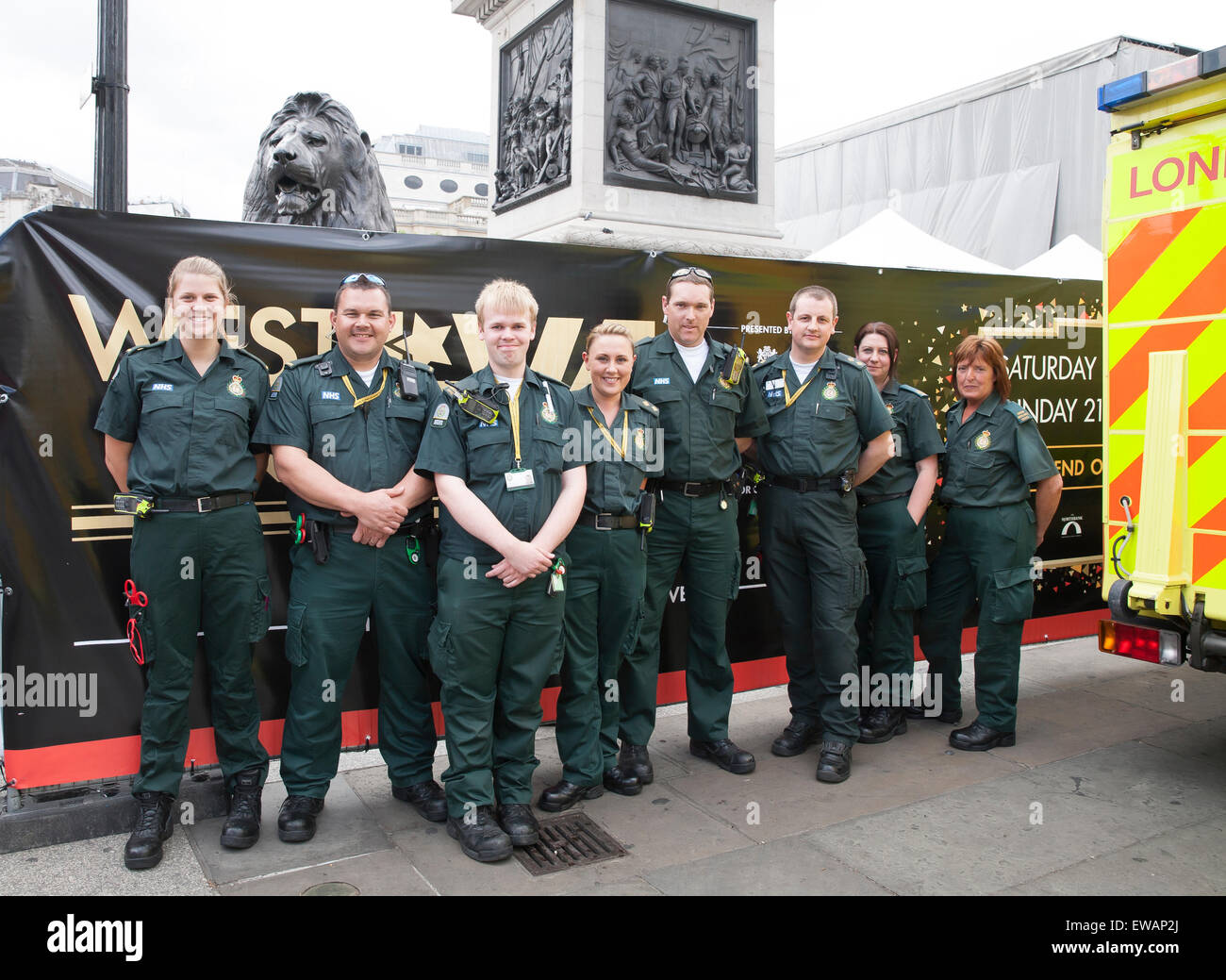 Londres, Reino Unido. 21 de junio de 2015. El Servicio de Ambulancias de Londres el personal de guardia en West End Live 2015 en Trafalgar Square. Crédito: Keith Larby/Alamy Live News Foto de stock