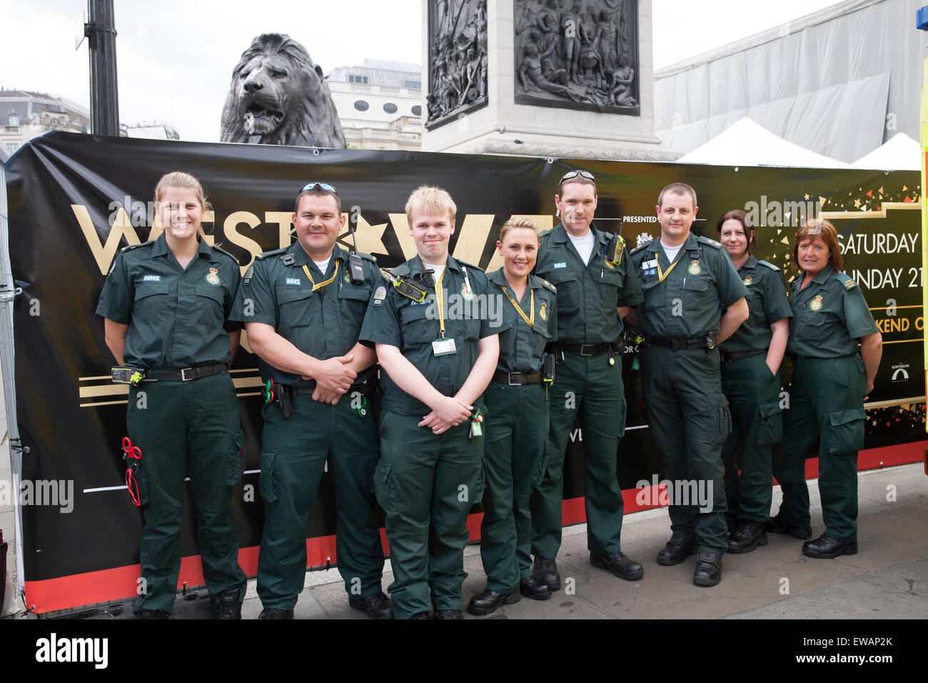 Londres, Reino Unido. 21 de junio de 2015. El Servicio de Ambulancias de Londres el personal de guardia en West End Live 2015 en Trafalgar Square. Crédito: Keith Larby/Alamy Live News Foto de stock