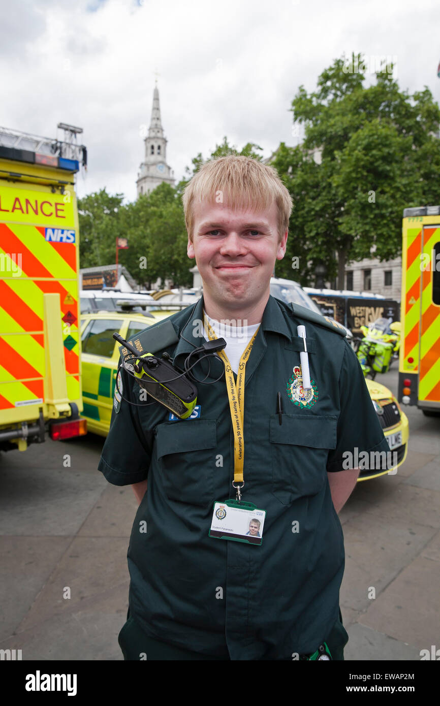 Londres, Reino Unido. 21 de junio de 2015. Estudiante paramédico de guardia en West End Live 2015 en Trafalgar Square. Crédito: Keith Larby/Alamy Live News Foto de stock