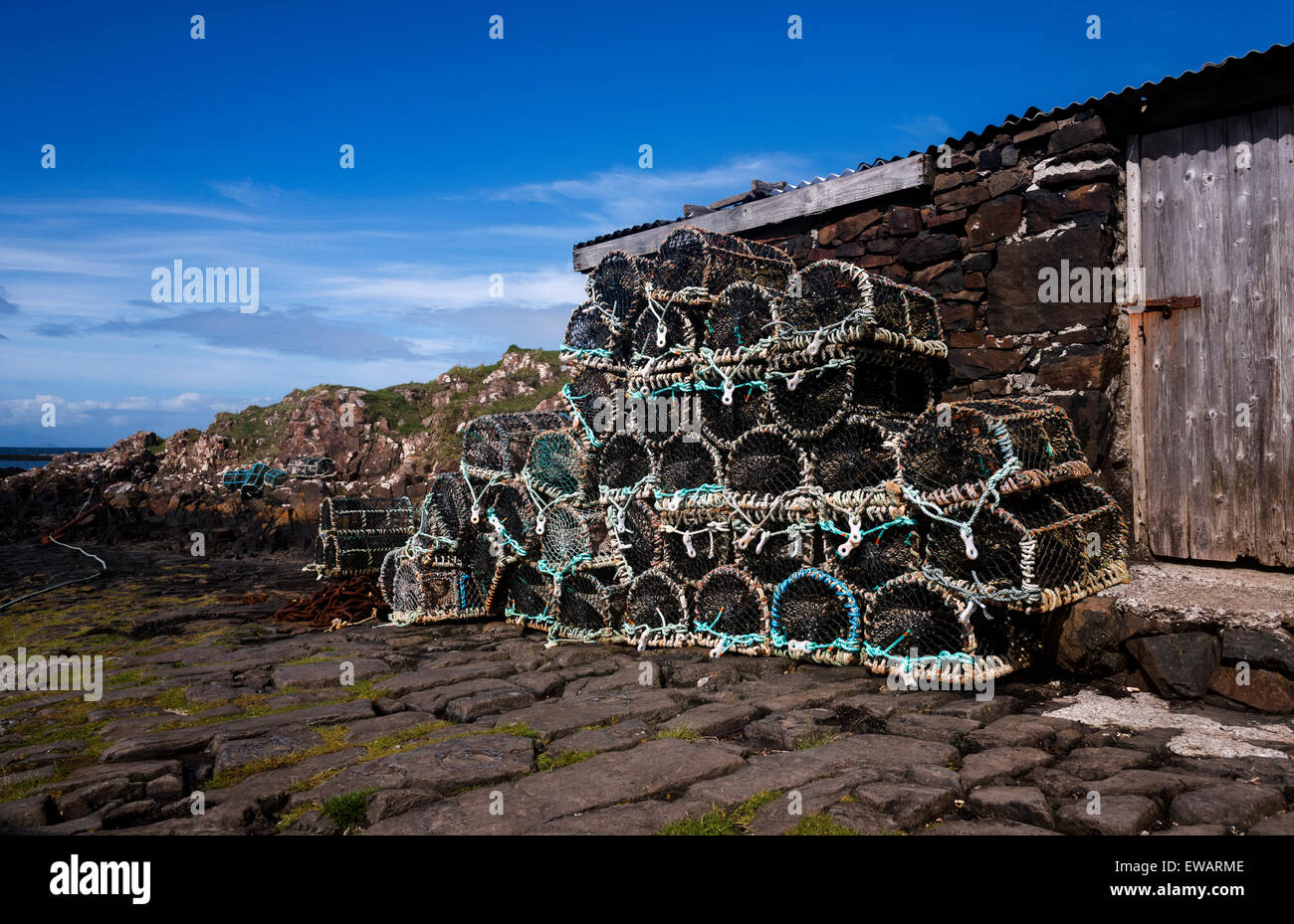 Un montón de langosta potes almacenados en el embarcadero de piedra Croig, Isle Of Mull, Inner Hebrides, Argyll, Escocia Foto de stock