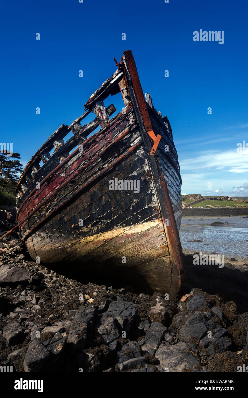 Un solo barco de pesca abandonados durante la marea baja, a orillas del lago a' Chumbainn Croig Isle Of Mull Inner Hebrides Argyll Scotland Foto de stock
