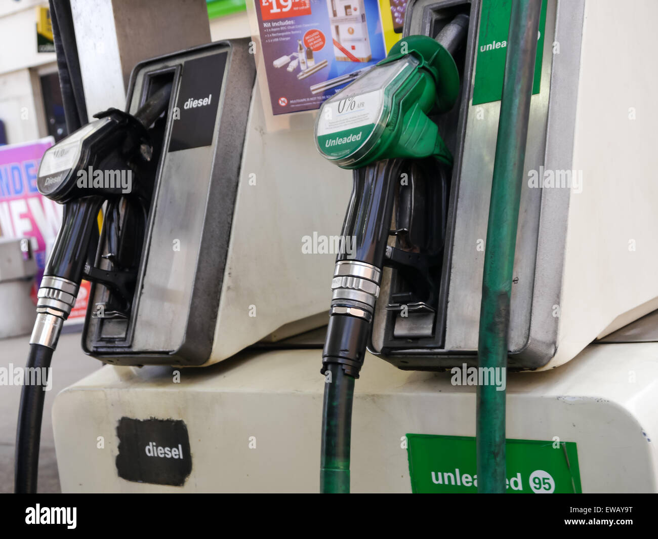 La gasolina sin plomo y el gasóleo bombas en una estación de gasolina de autoservicio en el REINO UNIDO Foto de stock