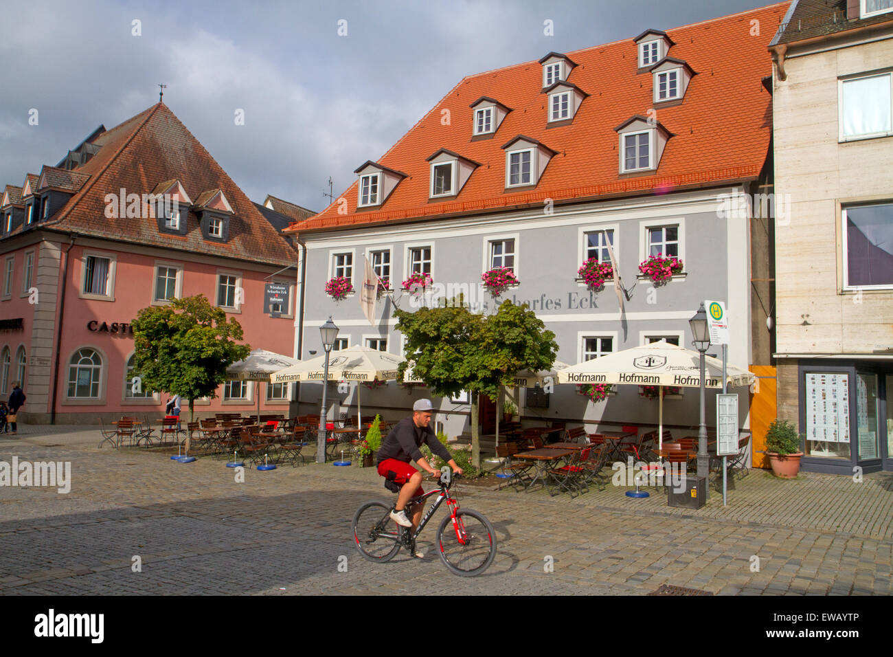 Ciclismo a través de la plaza principal de Neustadt. Foto de stock