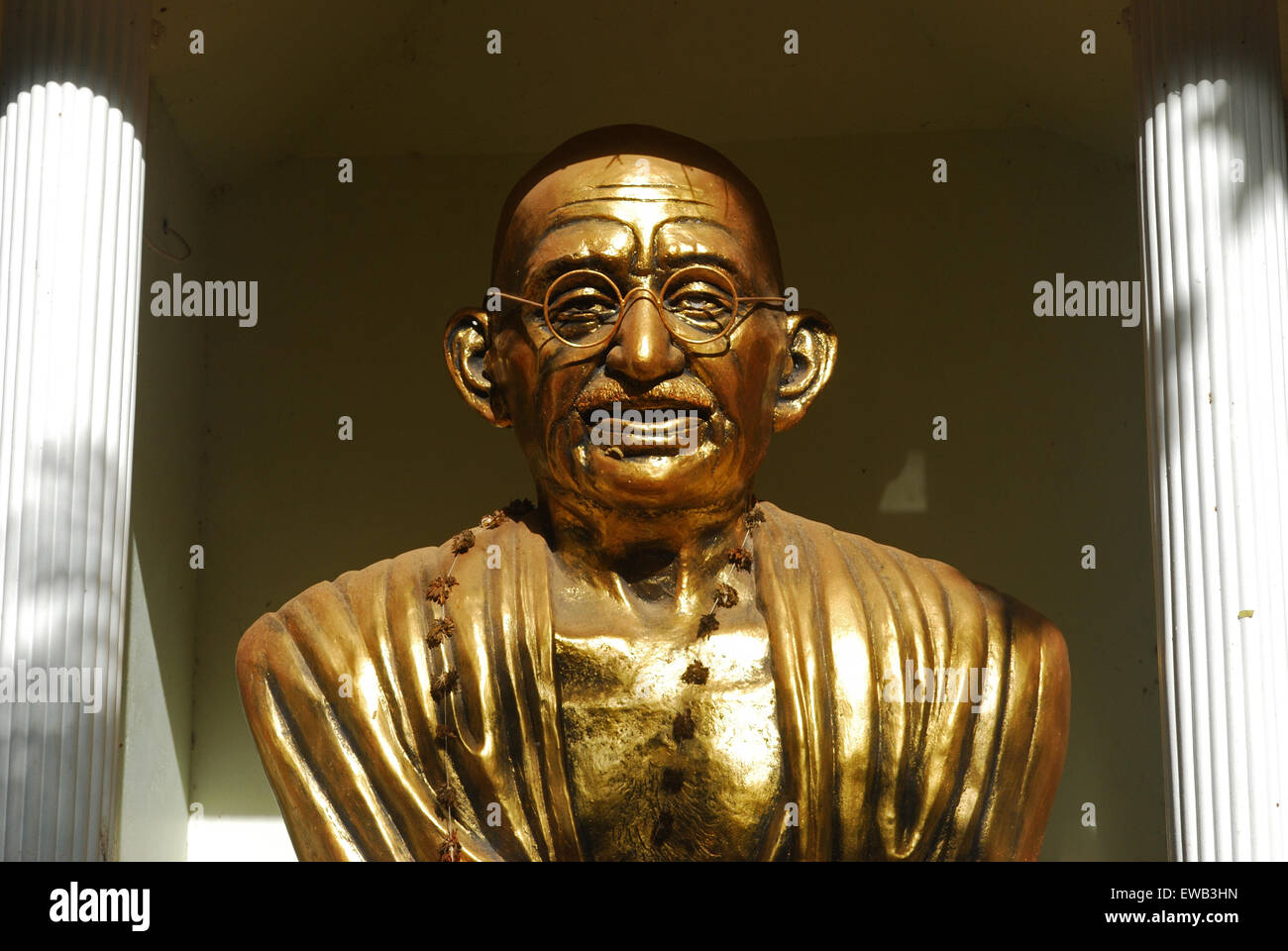 Estatua dorada de Gandhi Kerala, India Foto de stock