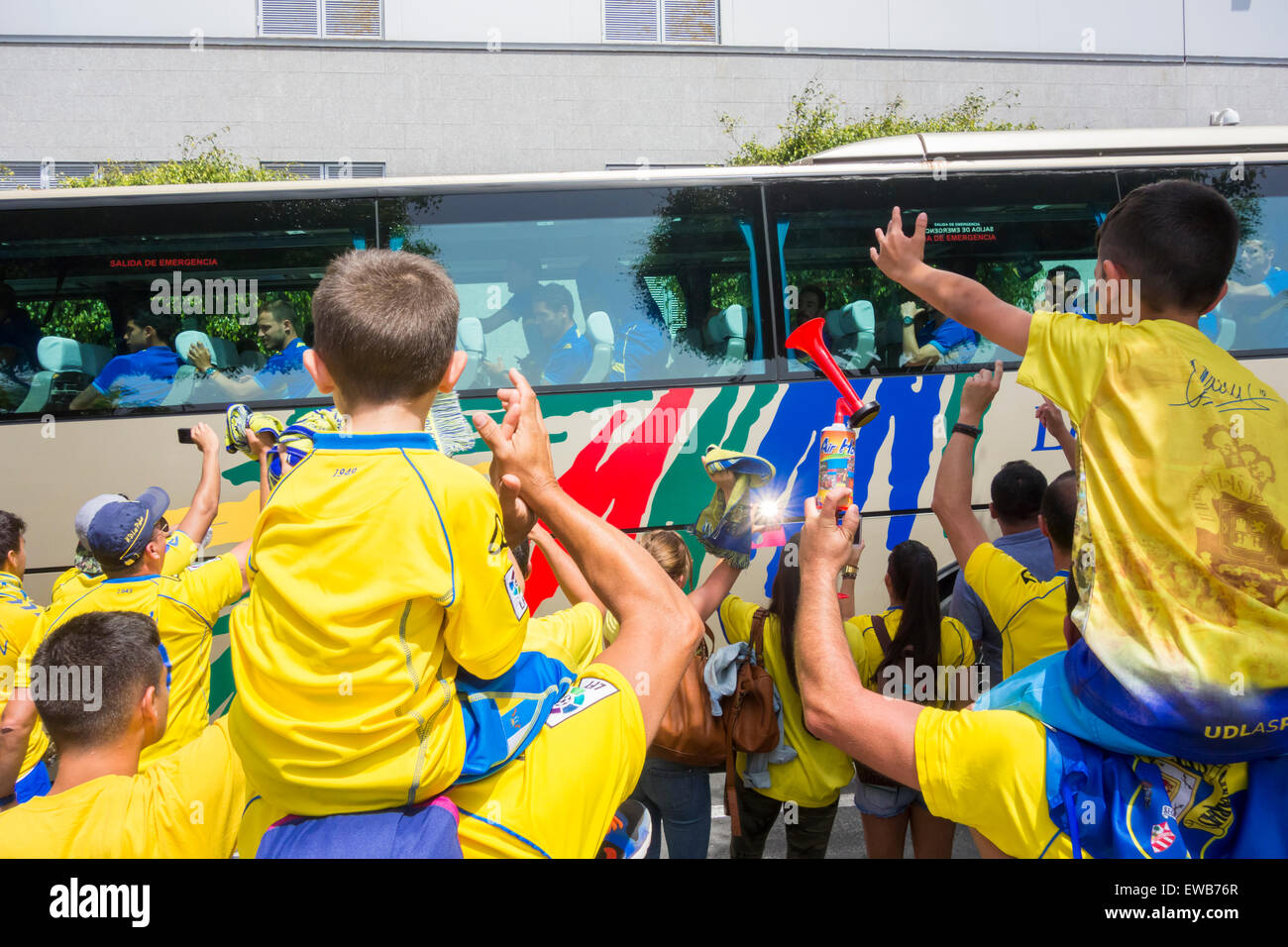 Las Palmas de Gran Canaria, Islas Canarias, España. 21 de junio de 2015.  Fútbol: Liga Palmss fans se alinean en las calles fuera del estadio antes  del juego como entrenador del equipo