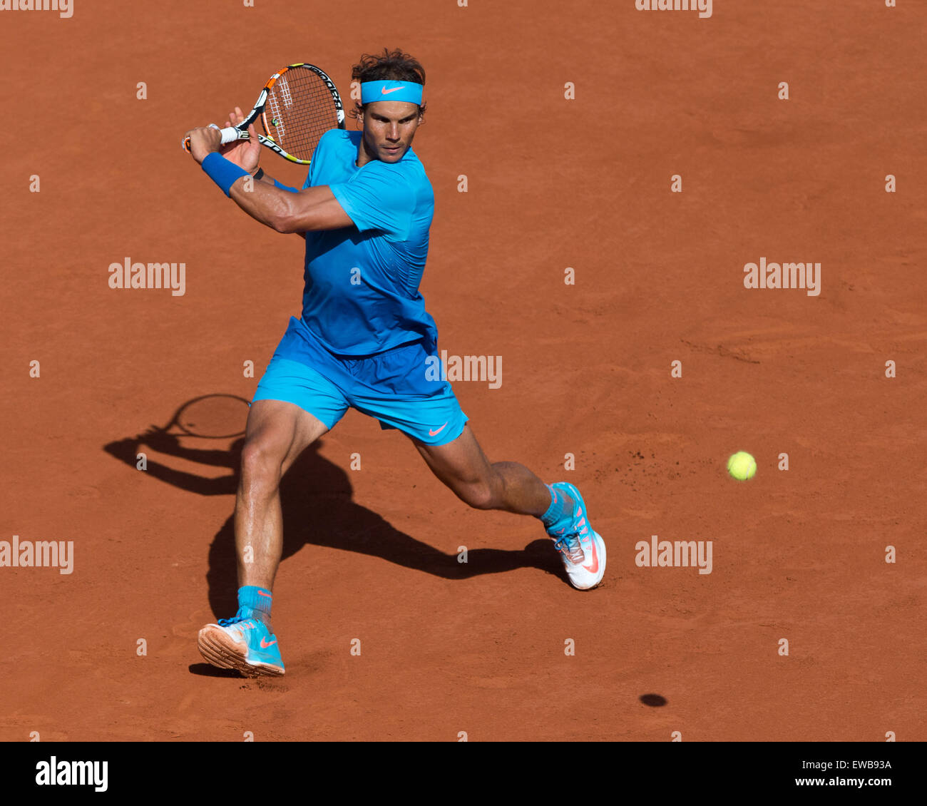 Rafael Nadal (ESP) en acción en el Abierto de Francia 2015 Foto de stock