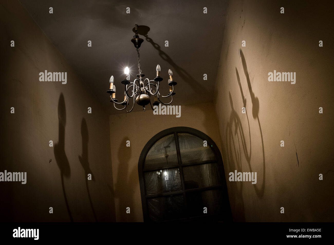 Lámpara de araña en una habitación Foto de stock