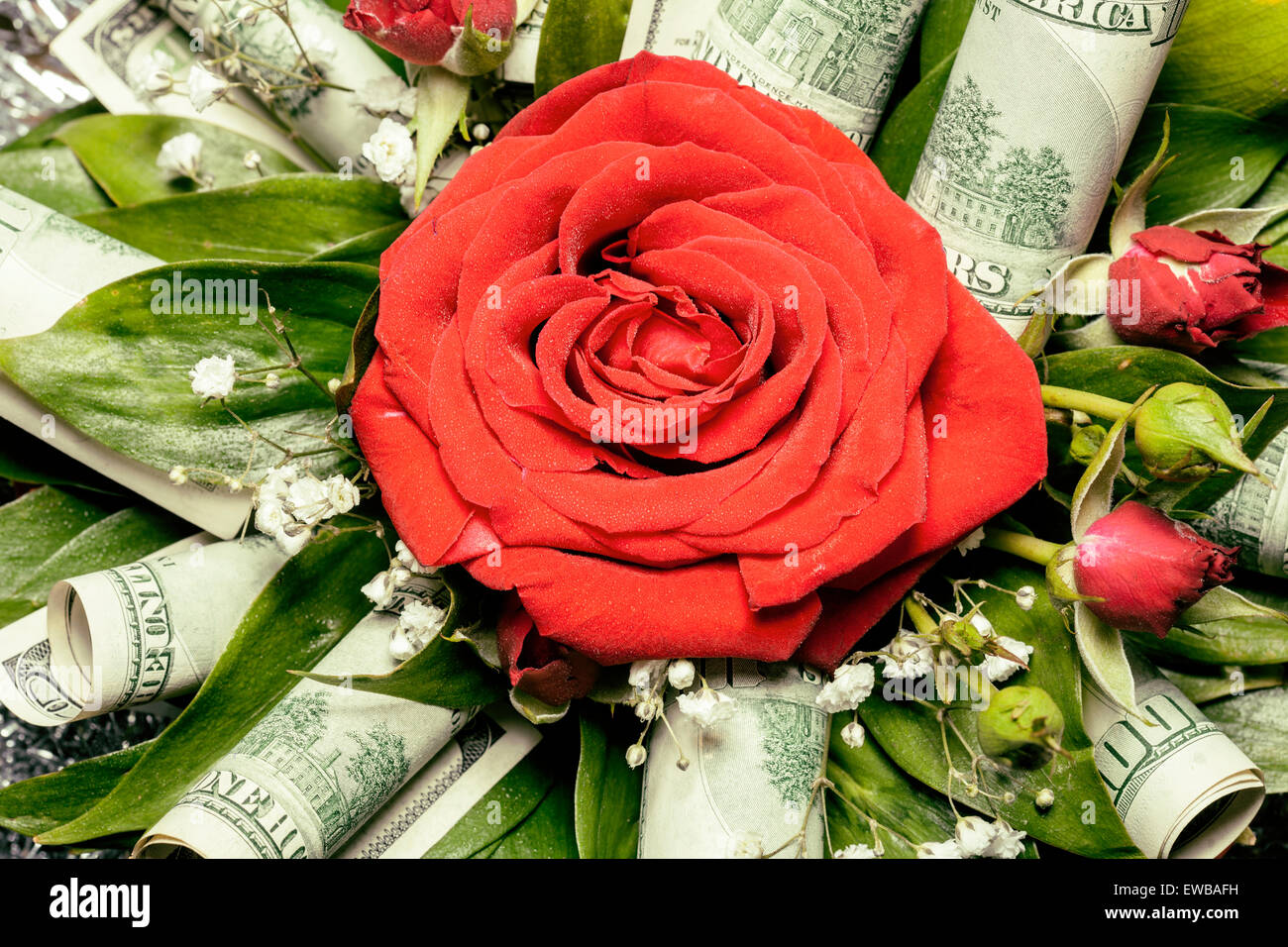 Bouquet de rosas rojas decoradas con cientos de dólares notas, regalo ideal  Fotografía de stock - Alamy