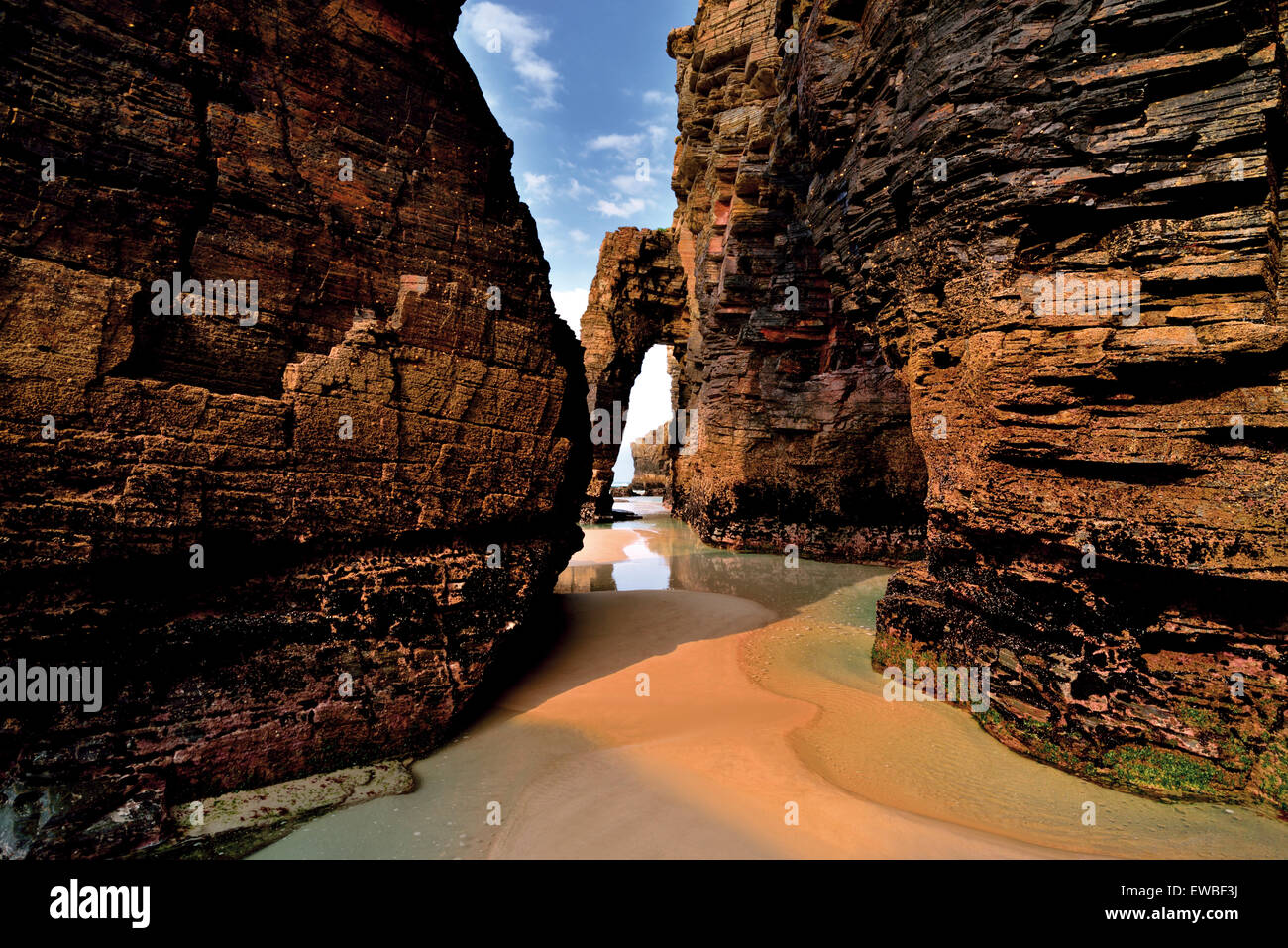 España, Galicia. Impresionantes formaciones de roca en Praia como Catedrais Foto de stock