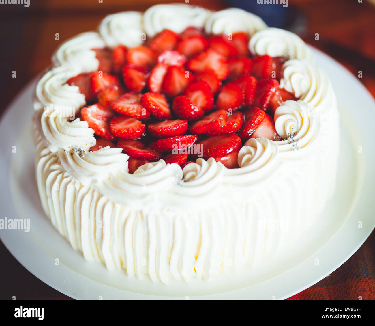 Decorar la tarta con nata montada fotografías e imágenes de alta resolución  - Alamy