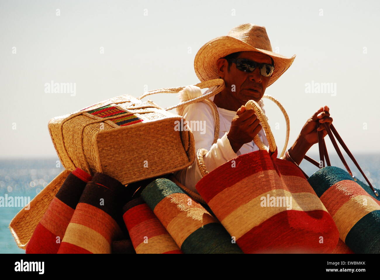 Hombre vendiendo bolsas de paja en la playa en México Fotografía de stock -  Alamy