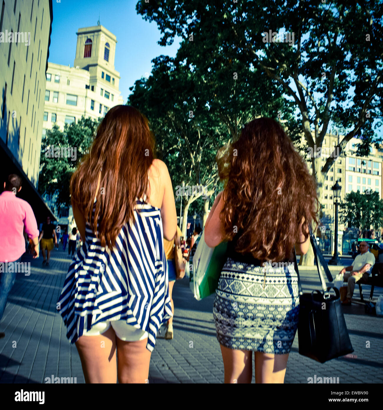 Dos jóvenes mujeres que caminan. Barcelona, Cataluña, España. Foto de stock