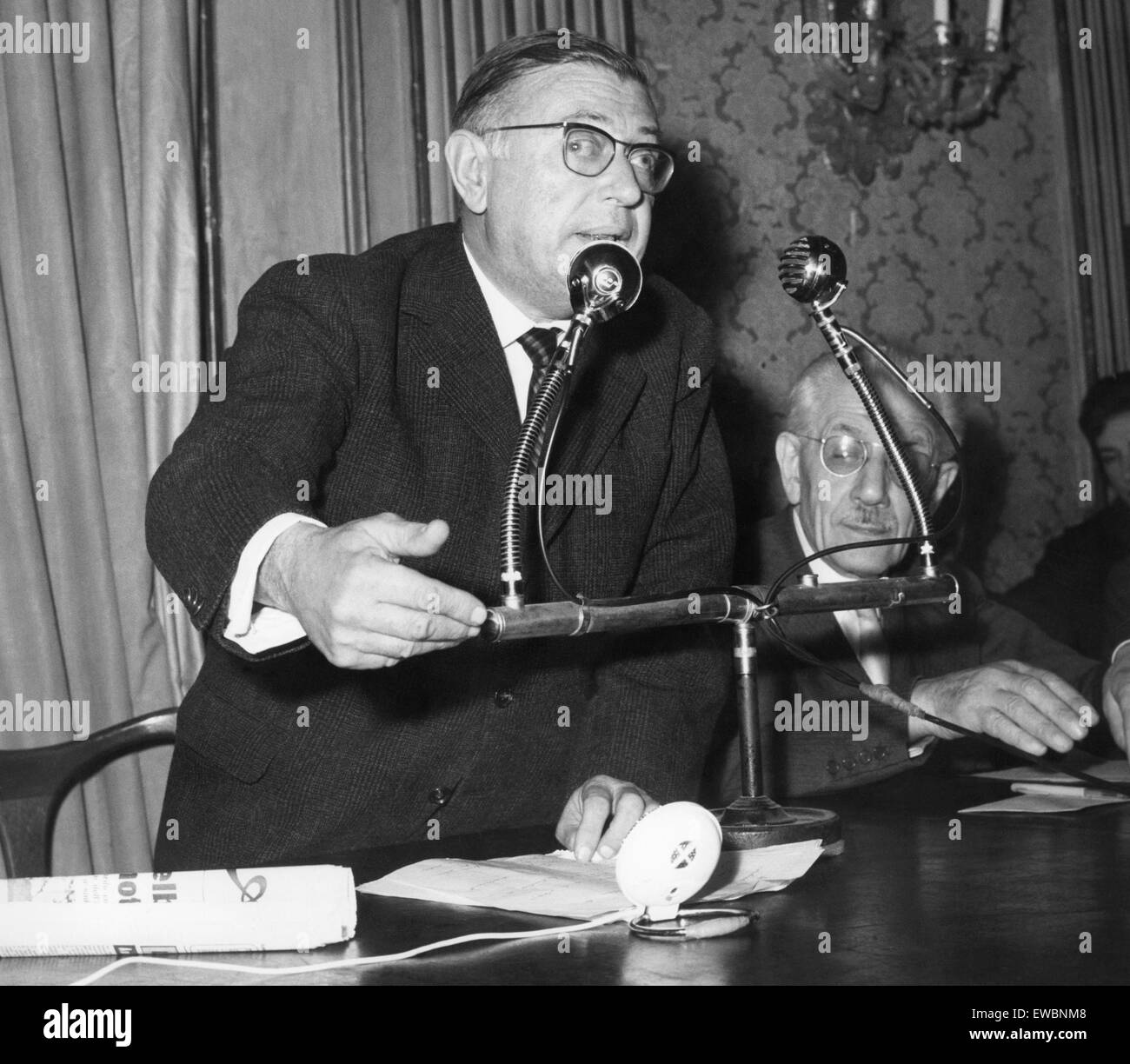 Conferencia sobre el problema argelino, Jean Paul Sartre, a la derecha, el senador parri, 1970-80 Foto de stock
