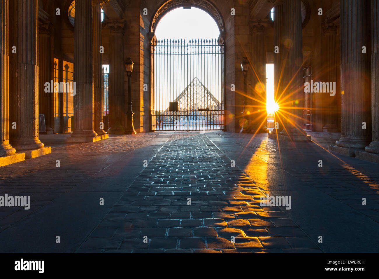 Atardecer en el gated entrada al Museo del Louvre, París, Francia Foto de stock