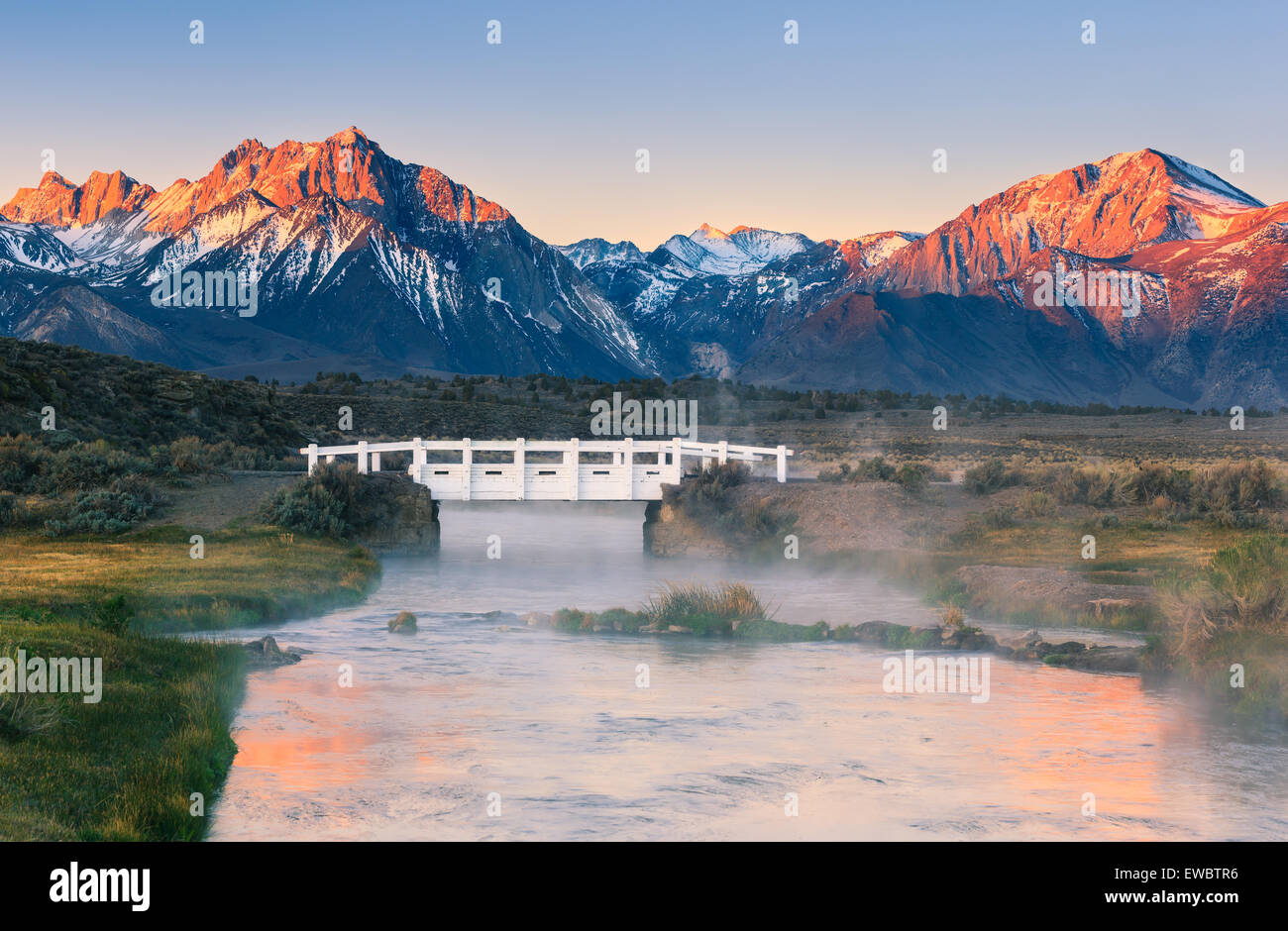 Amanecer en la Sierra Nevada visto desde Hot Creek, California, Estados Unidos. Foto de stock
