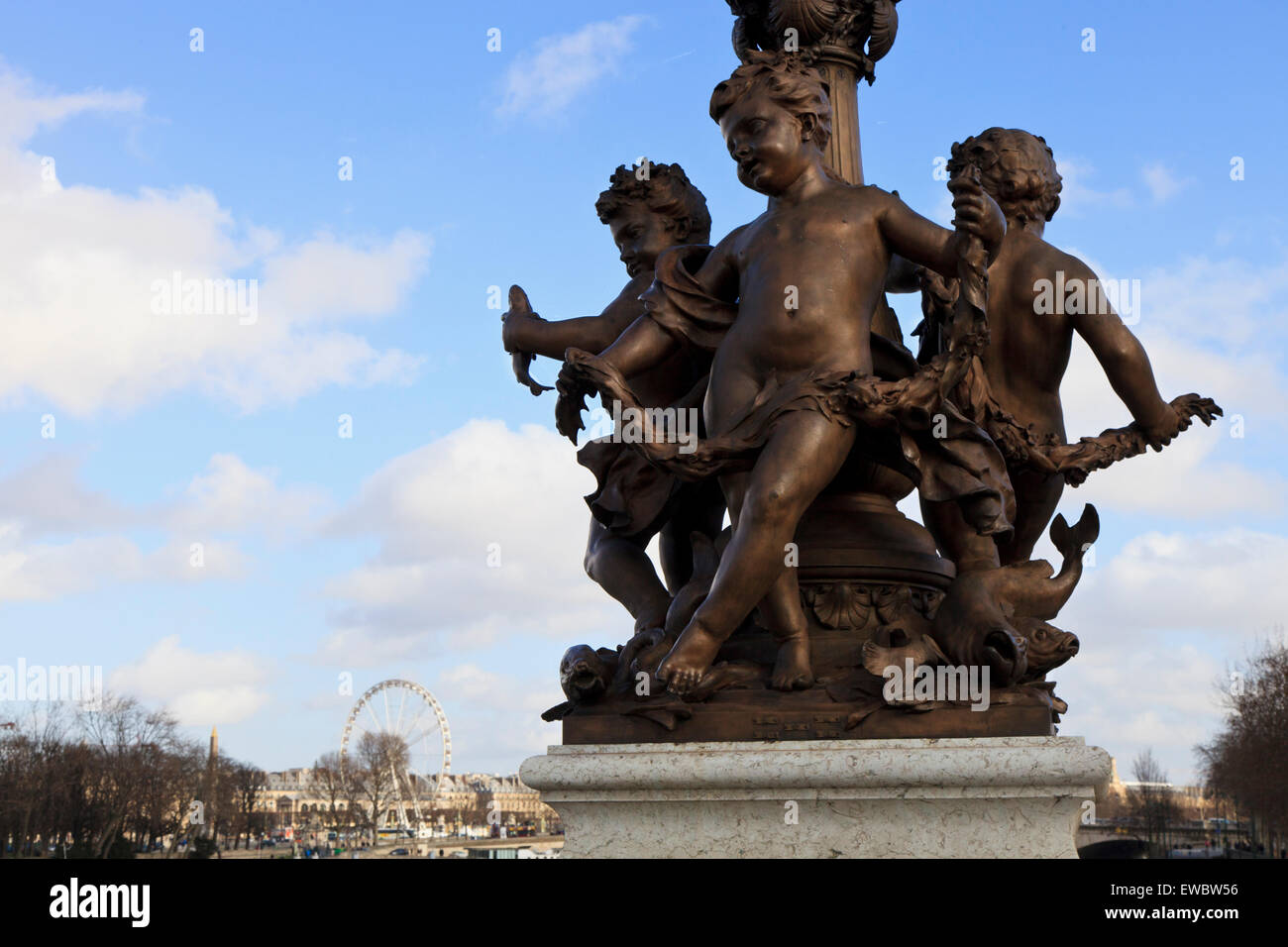 Querubín en El Puente Alexandre III, París Francia Foto de stock