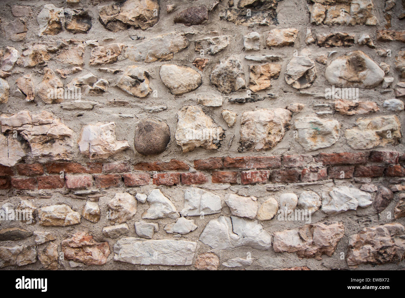 Close-up de un viejo muro de piedras y ladrillos Foto de stock