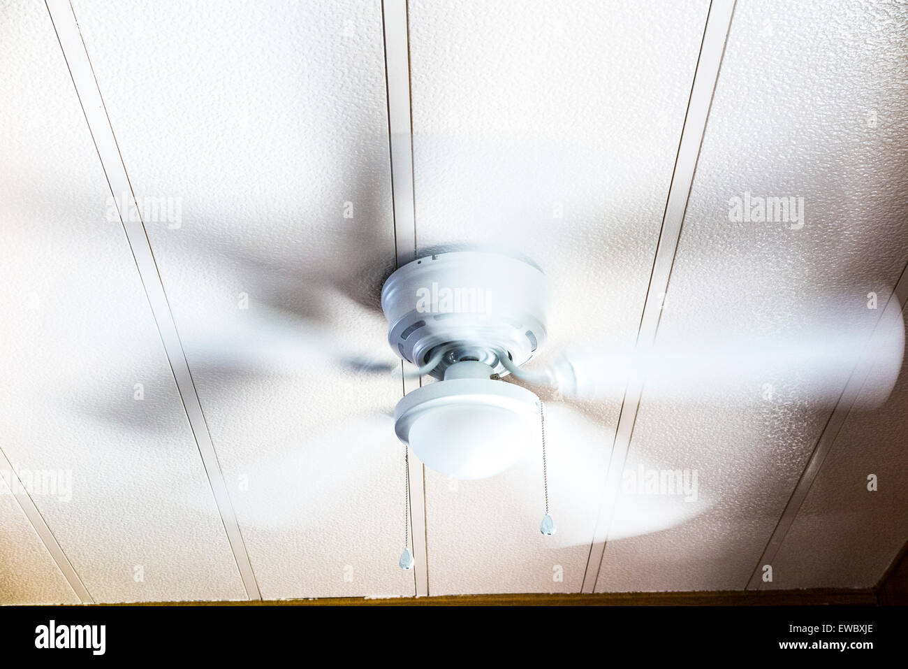 Un ventilador de techo giratorio Fotografía de stock - Alamy